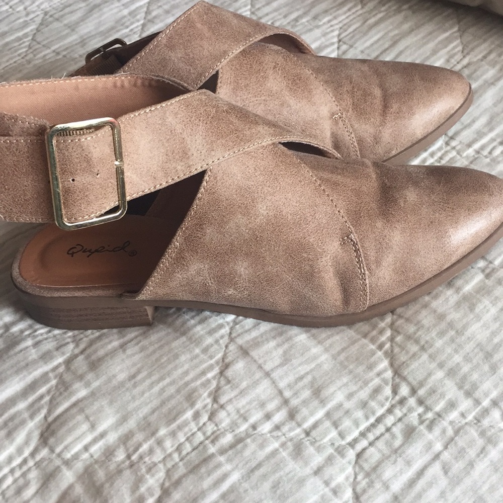 Wrap around buckle flats